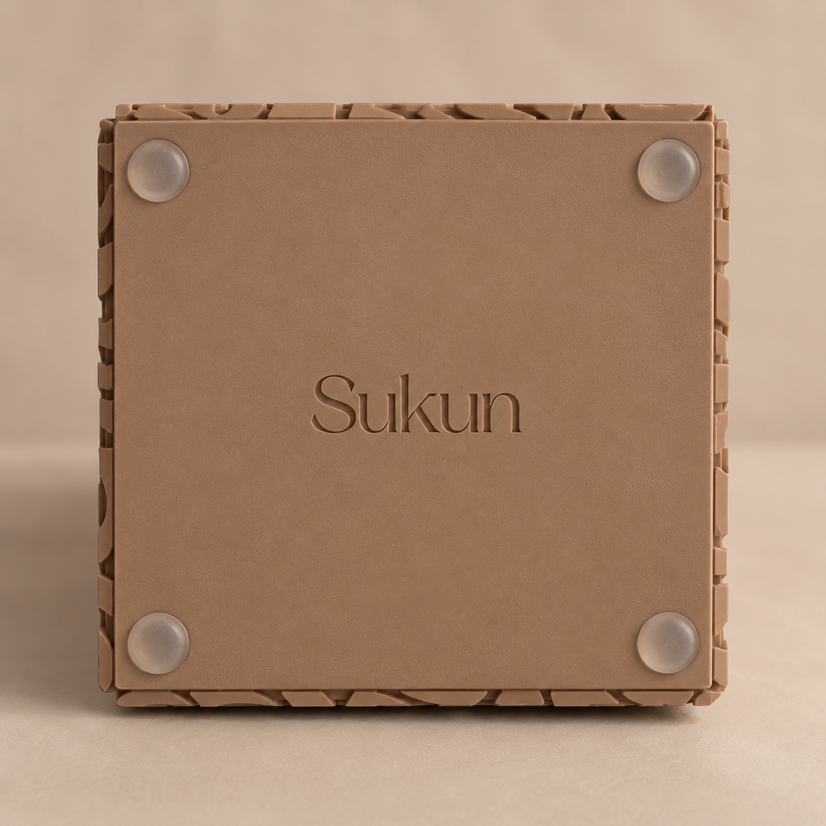 Base of Arabic calligraphy vase in Dune finish, showing non-slip pads and Sukun branding